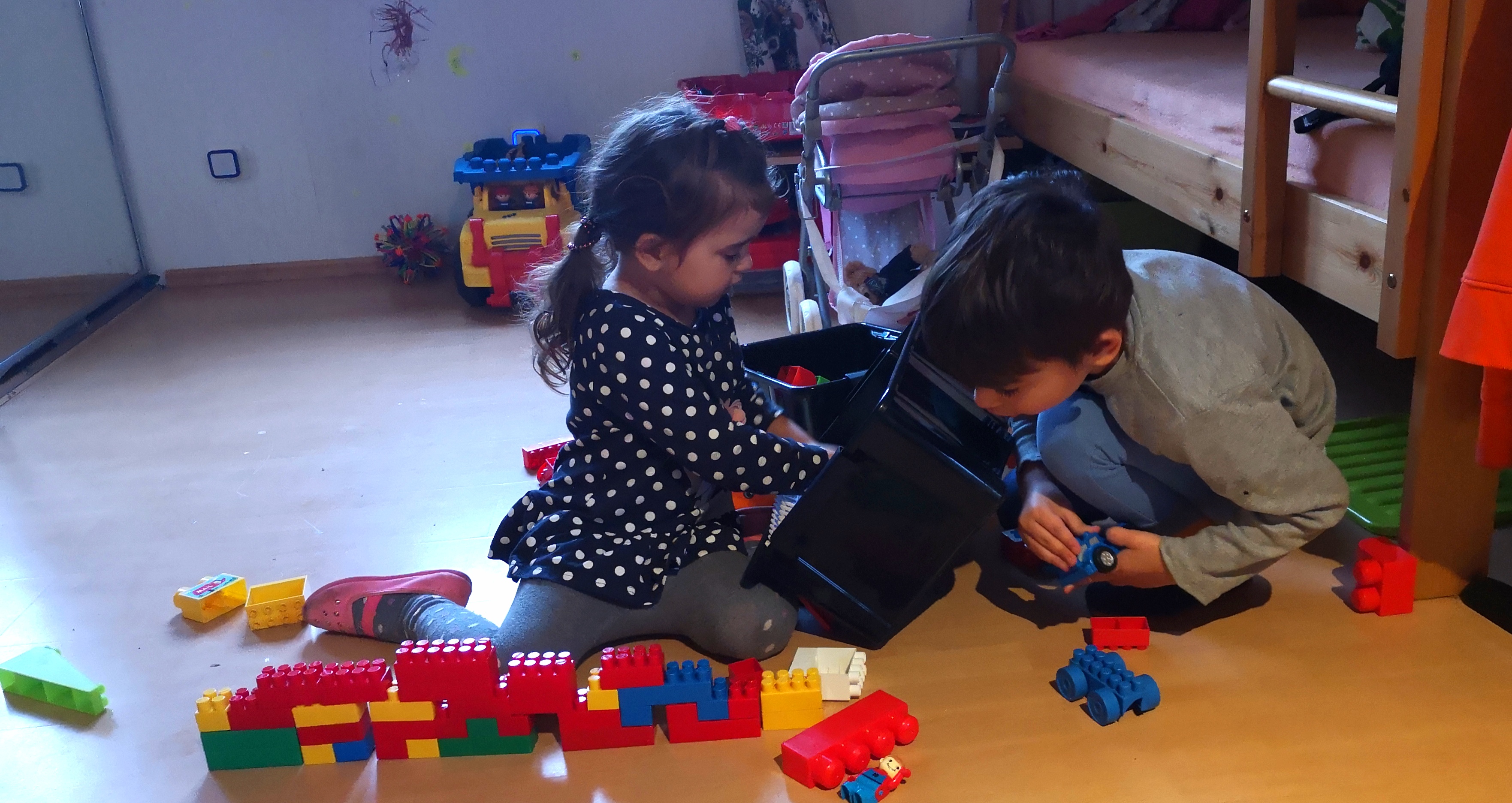 klotsid, mäng,lapsed, araablased, multikultuur, kodus, õde ja vend