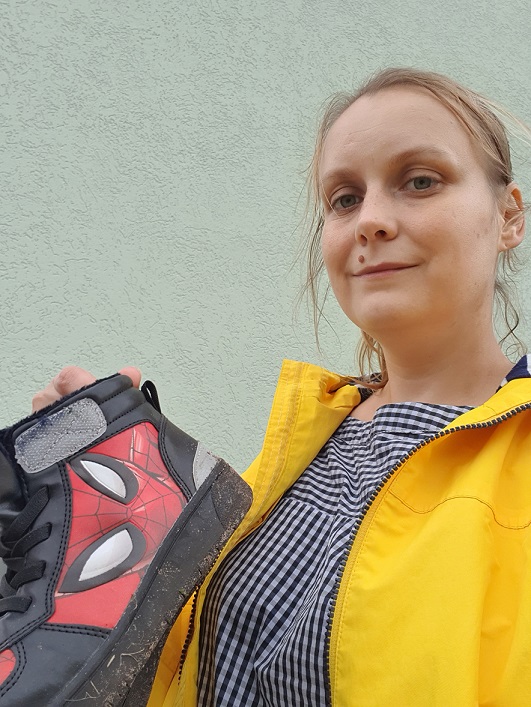 jälitaja kollases jopes