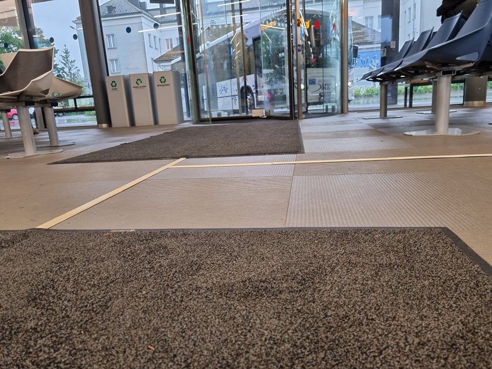 Pärnu bussijaamas valge kepiga kombatavad jooned